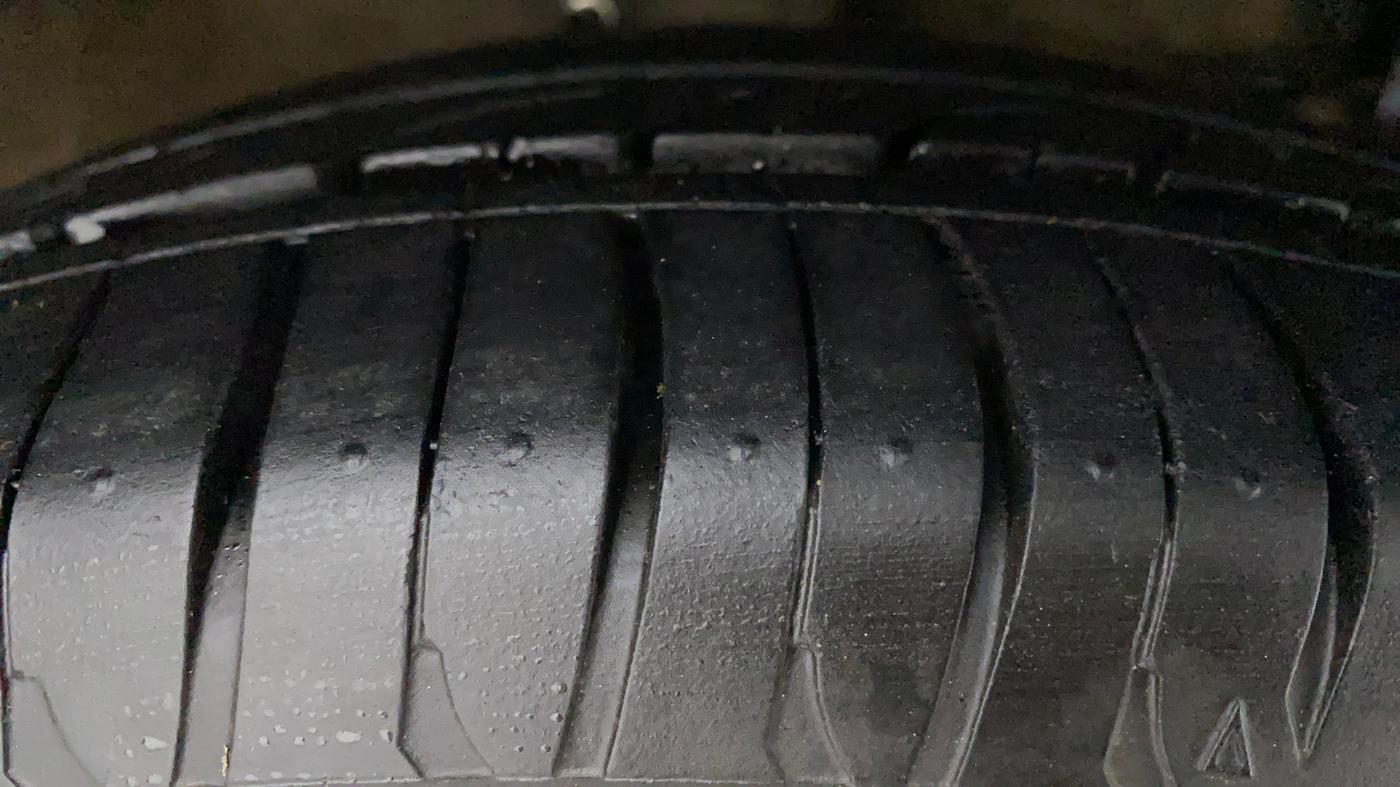 2015 Maruti Ciaz ZXI AT, Petrol, Automatic, 65,815 km, Right Front Tyre Tread