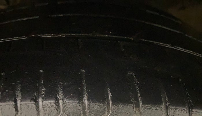 2017 Maruti Ciaz ALPHA  AT 1.4  PETROL, Petrol, Automatic, 1,04,416 km, Left Front Tyre Tread