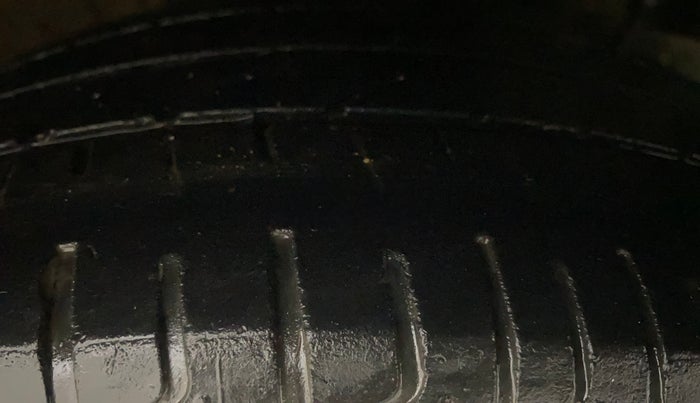 2017 Maruti Ciaz ALPHA  AT 1.4  PETROL, Petrol, Automatic, 1,04,416 km, Right Front Tyre Tread