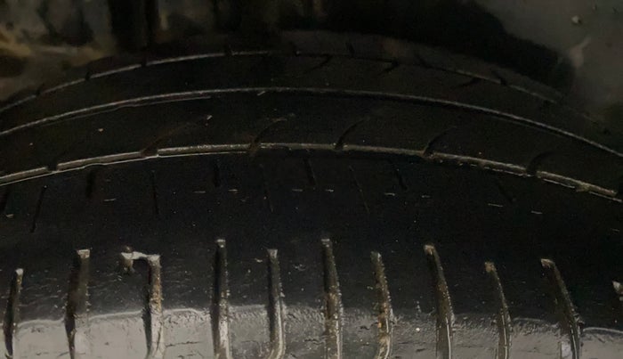 2017 Maruti Ciaz ALPHA  AT 1.4  PETROL, Petrol, Automatic, 1,04,416 km, Right Rear Tyre Tread