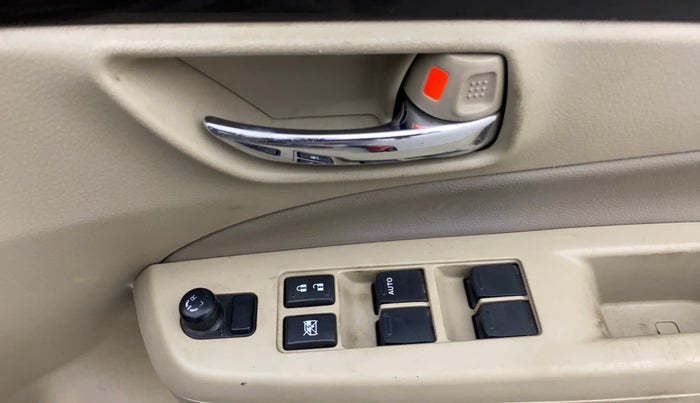 2017 Maruti Ciaz ALPHA  AT 1.4  PETROL, Petrol, Automatic, 1,04,416 km, Driver Side Door Panels Control