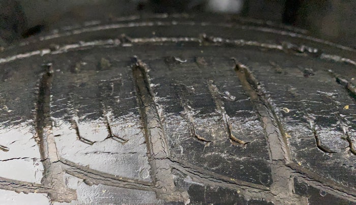 2015 Renault Duster RXL PETROL, Petrol, Manual, 32,485 km, Left Front Tyre Tread