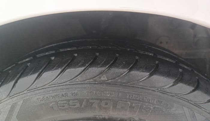 2016 Hyundai Eon SPORTZ, Petrol, Manual, 23,628 km, Right Front Tyre Tread