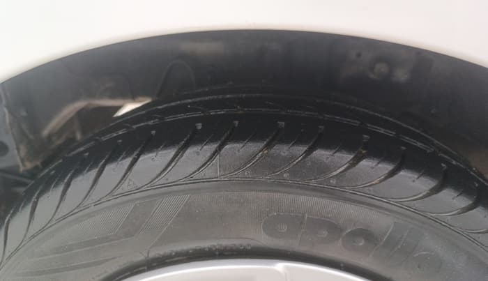 2016 Hyundai Eon SPORTZ, Petrol, Manual, 23,628 km, Right Rear Tyre Tread