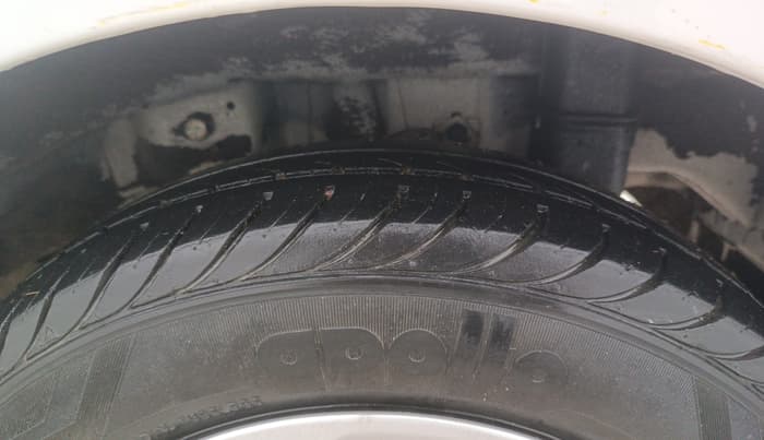 2016 Hyundai Eon SPORTZ, Petrol, Manual, 23,628 km, Left Rear Tyre Tread
