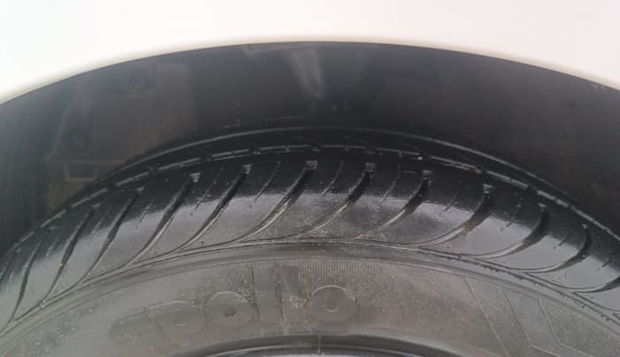 2016 Hyundai Eon SPORTZ, Petrol, Manual, 23,628 km, Left Front Tyre Tread