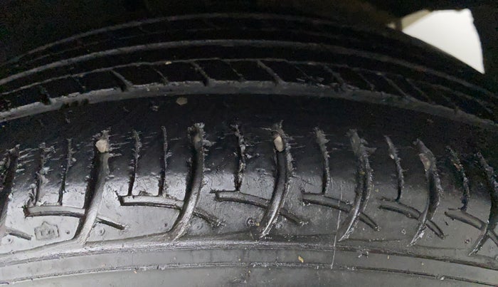 2016 Maruti Baleno DELTA PETROL 1.2, Petrol, Manual, 50,614 km, Left Front Tyre Tread