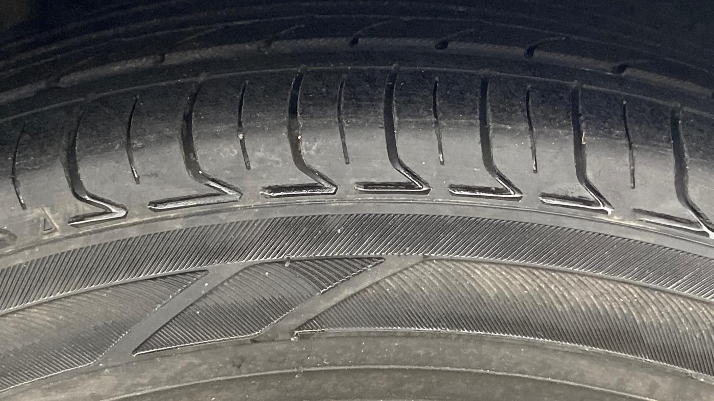 2012 Volkswagen Vento HIGHLINE DIESEL 1.6, Diesel, Manual, 1,45,665 km, Right Front Tyre Tread