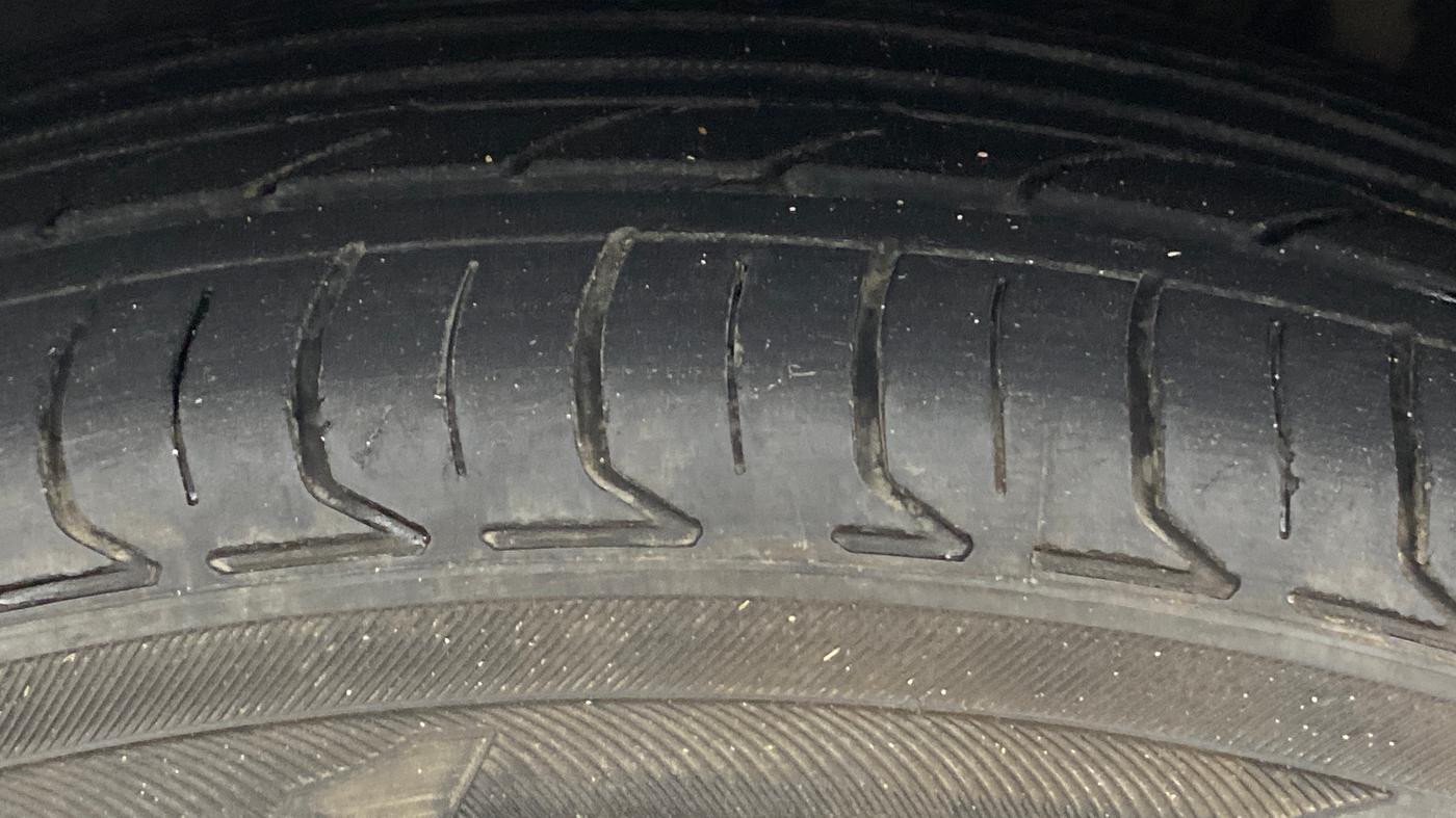 2012 Volkswagen Vento HIGHLINE DIESEL 1.6, Diesel, Manual, 1,45,665 km, Left Front Tyre Tread