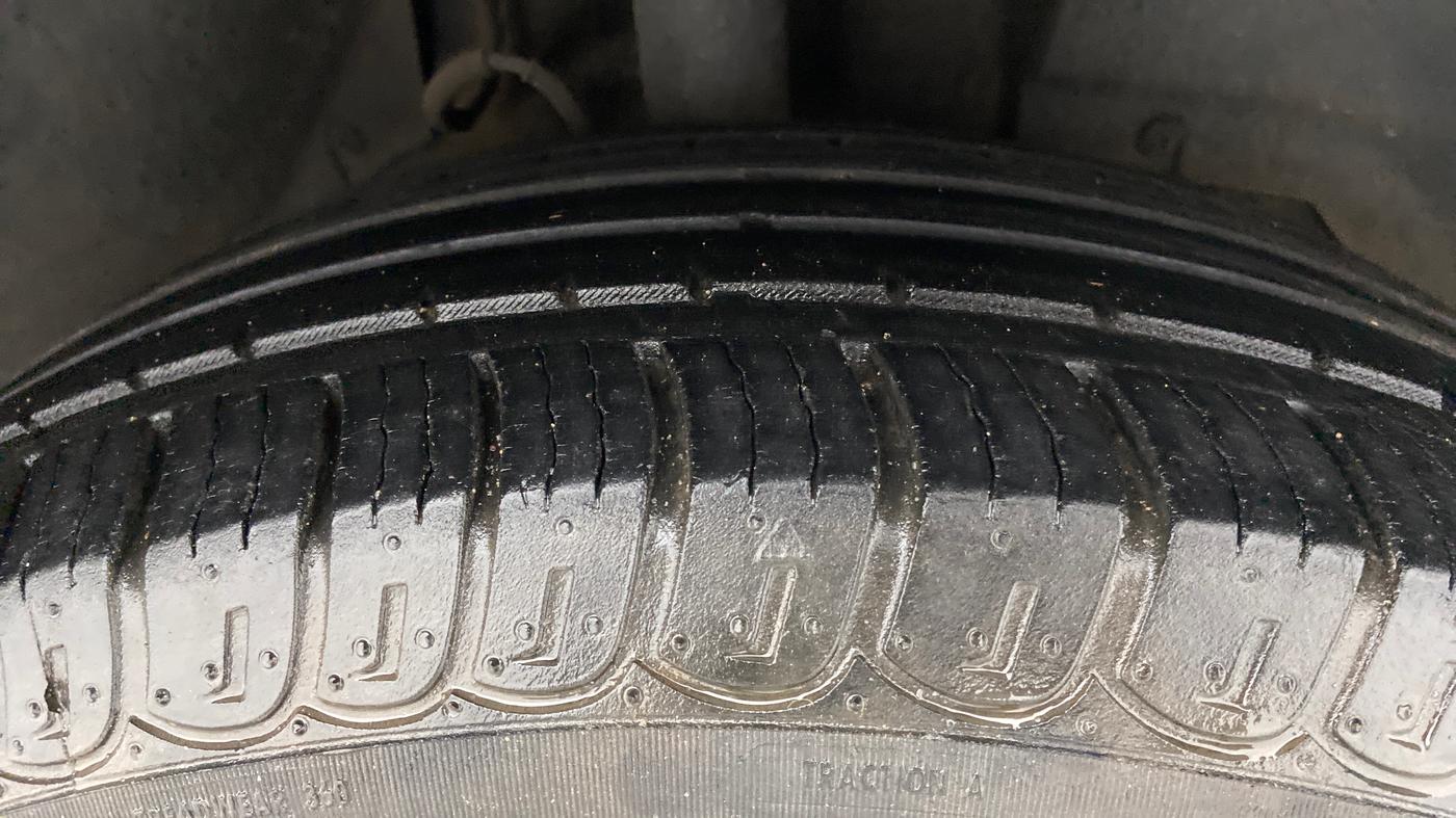 2018 Mahindra XUV500 W10 AT, Diesel, Automatic, 31,558 km, Right Front Tyre Tread