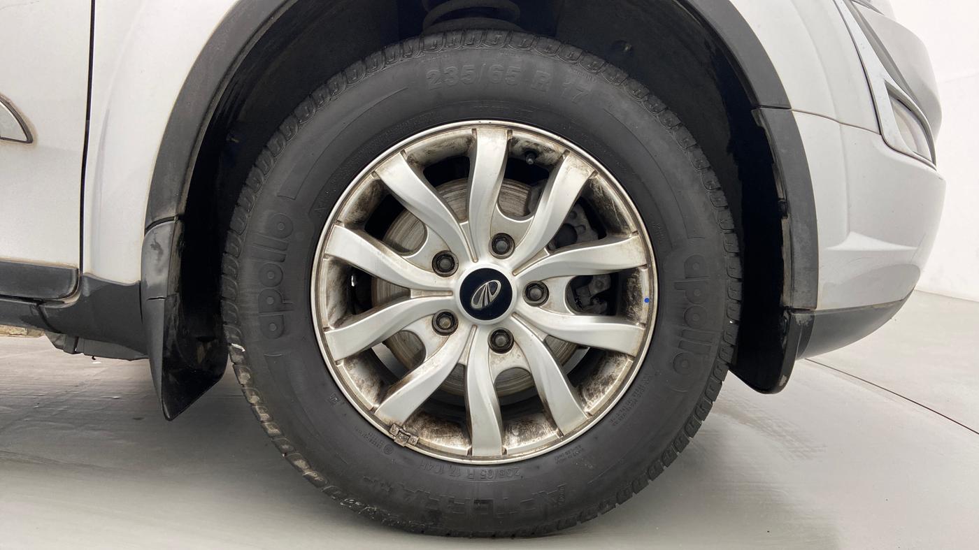 2018 Mahindra XUV500 W10 AT, Diesel, Automatic, 31,558 km, Right Front Wheel