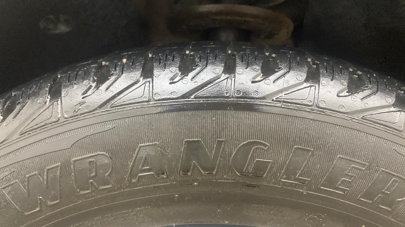 2018 Mahindra XUV500 W5, Diesel, Manual, 1,45,793 km, Left Front Tyre Tread