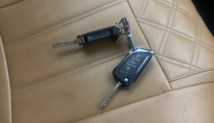 2018 Mahindra XUV500 W5, Diesel, Manual, 1,45,793 km, Key Close Up