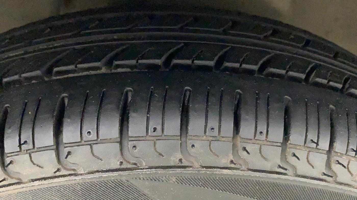 2012 Maruti Zen Estilo LXI, Petrol, Manual, 62,608 km, Right Front Tyre Tread