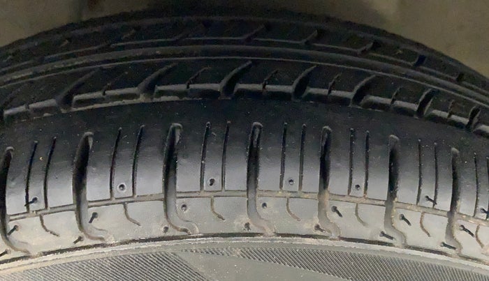 2012 Maruti Zen Estilo LXI, Petrol, Manual, 62,608 km, Right Front Tyre Tread