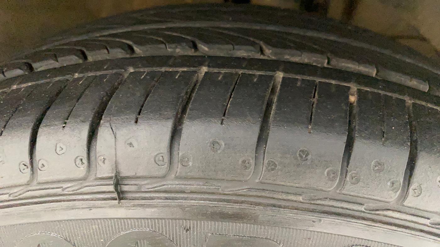 2017 Maruti Dzire ZXI PLUS AMT, Petrol, Automatic, 1,13,117 km, Right Front Tyre Tread