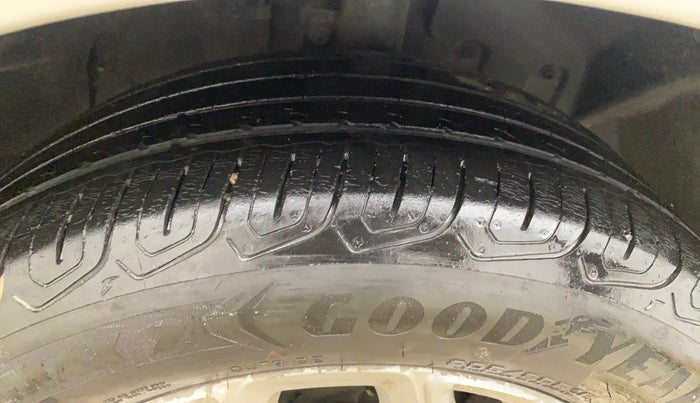 2016 Ford Ecosport TITANIUM 1.5L DIESEL, Diesel, Manual, 1,36,207 km, Right Front Tyre Tread