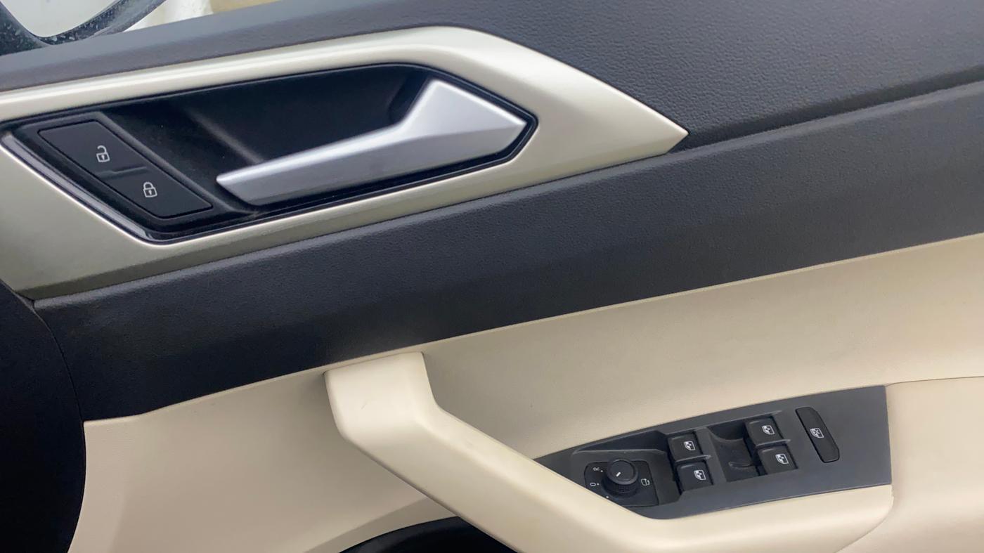 2024 Volkswagen VIRTUS HIGHLINE TSI 1.0 AT, Petrol, Automatic, 15,985 km, Driver Side Door Panels Control