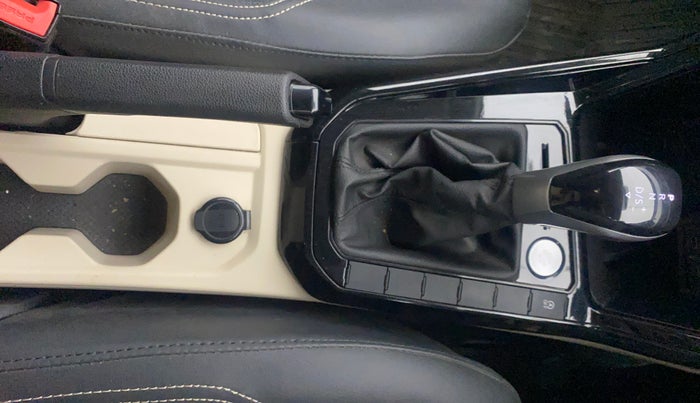 2024 Volkswagen VIRTUS HIGHLINE TSI 1.0 AT, Petrol, Automatic, 15,985 km, Gear Lever