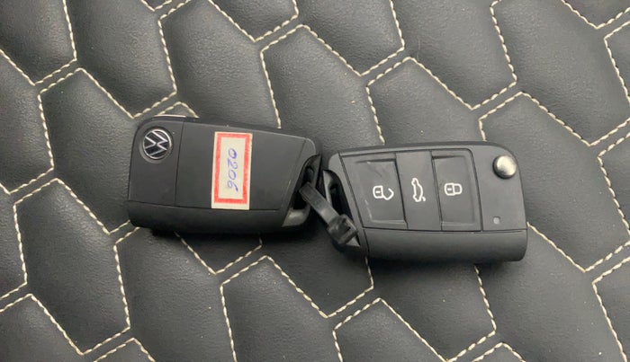 2024 Volkswagen VIRTUS HIGHLINE TSI 1.0 AT, Petrol, Automatic, 15,985 km, Key Close Up