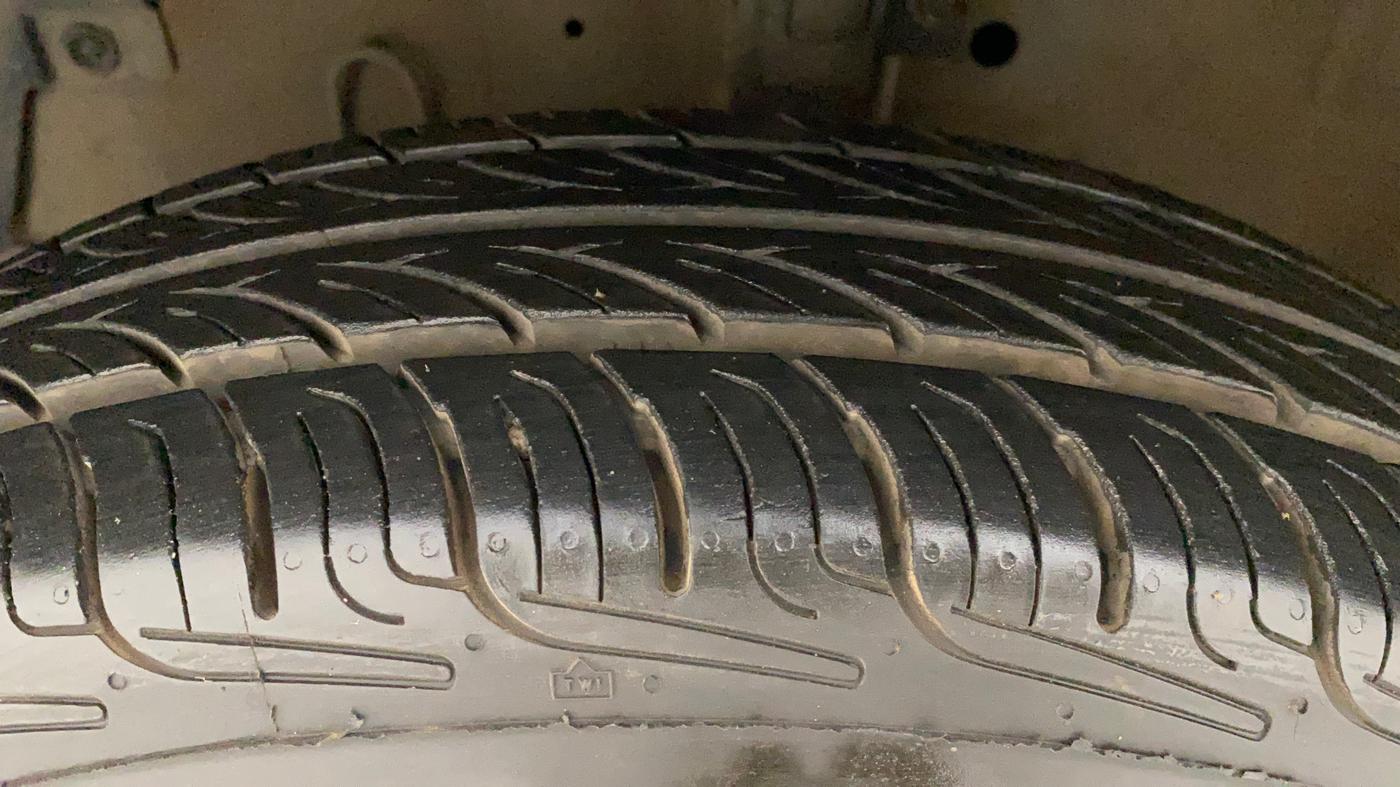 2016 Maruti Swift VXI, Petrol, Manual, 97,896 km, Left Front Tyre Tread