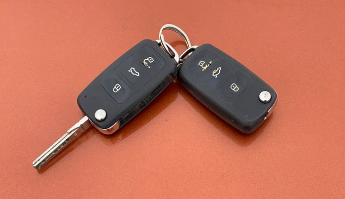 2015 Volkswagen Polo HIGHLINE1.2L, Petrol, Manual, 1,13,685 km, Key Close Up