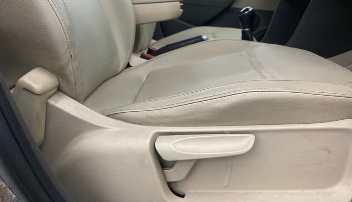 2013 Volkswagen Vento HIGHLINE 1.6 MPI, Petrol, Manual, 70,981 km, Driver Side Adjustment Panel