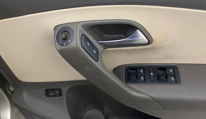 2013 Volkswagen Vento HIGHLINE 1.6 MPI, Petrol, Manual, 70,981 km, Driver Side Door Panels Control
