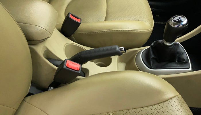 2014 Hyundai Verna FLUIDIC 1.6 VTVT SX OPT, Petrol, Manual, 1,09,252 km, Gear Lever