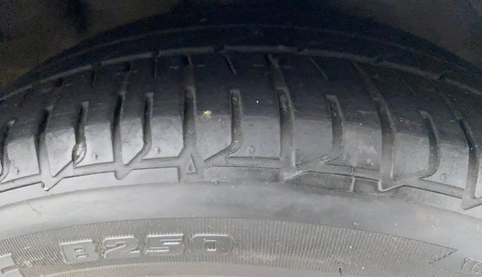 2014 Hyundai Verna FLUIDIC 1.6 VTVT SX OPT, Petrol, Manual, 1,09,252 km, Right Front Tyre Tread