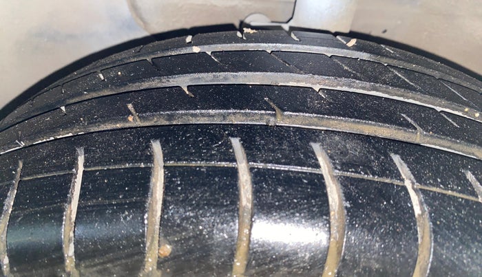 2016 Hyundai Elite i20 MAGNA 1.2, Petrol, Manual, 73,544 km, Left Front Tyre Tread