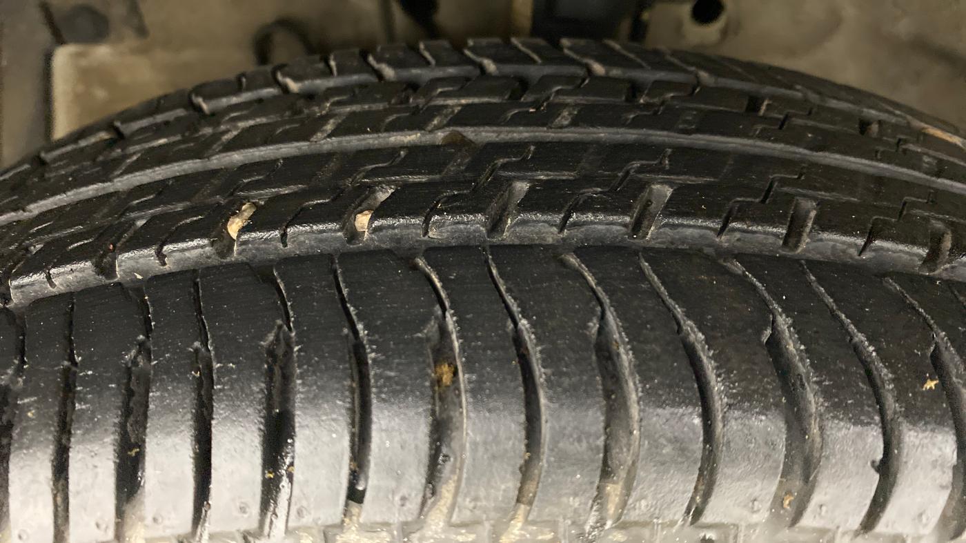 2017 Maruti Swift VXI OPT, Petrol, Manual, 13,136 km, Left Front Tyre Tread