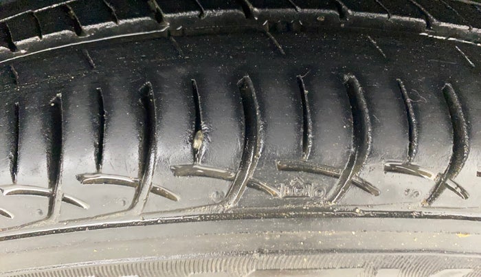 2016 Maruti Ertiga ZXI, Petrol, Manual, 86,966 km, Right Front Tyre Tread