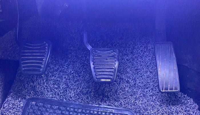 2018 Mahindra KUV 100 NXT K4+ P 6 STR, CNG, Manual, 66,575 km, Pedals