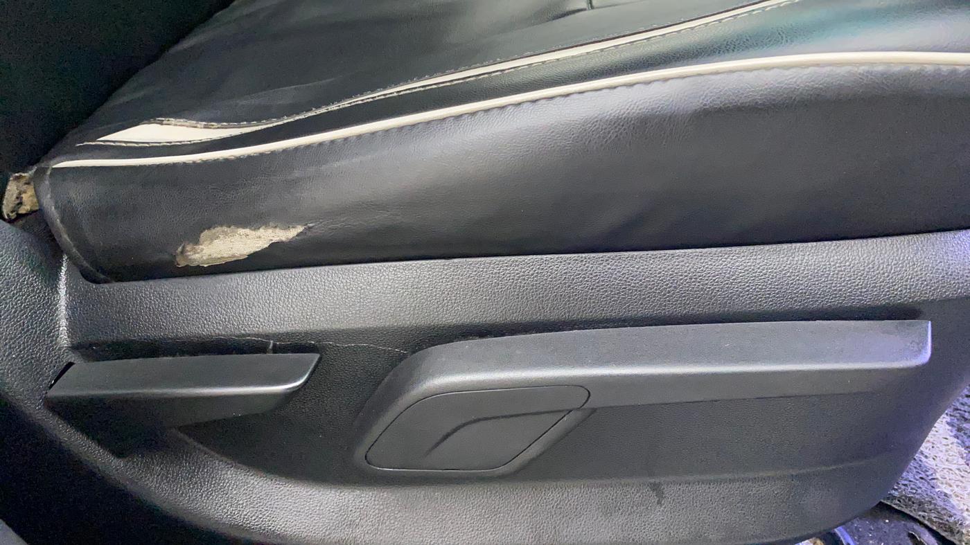 2018 Mahindra KUV 100 NXT K4+ P 6 STR, CNG, Manual, 66,575 km, Driver Side Adjustment Panel
