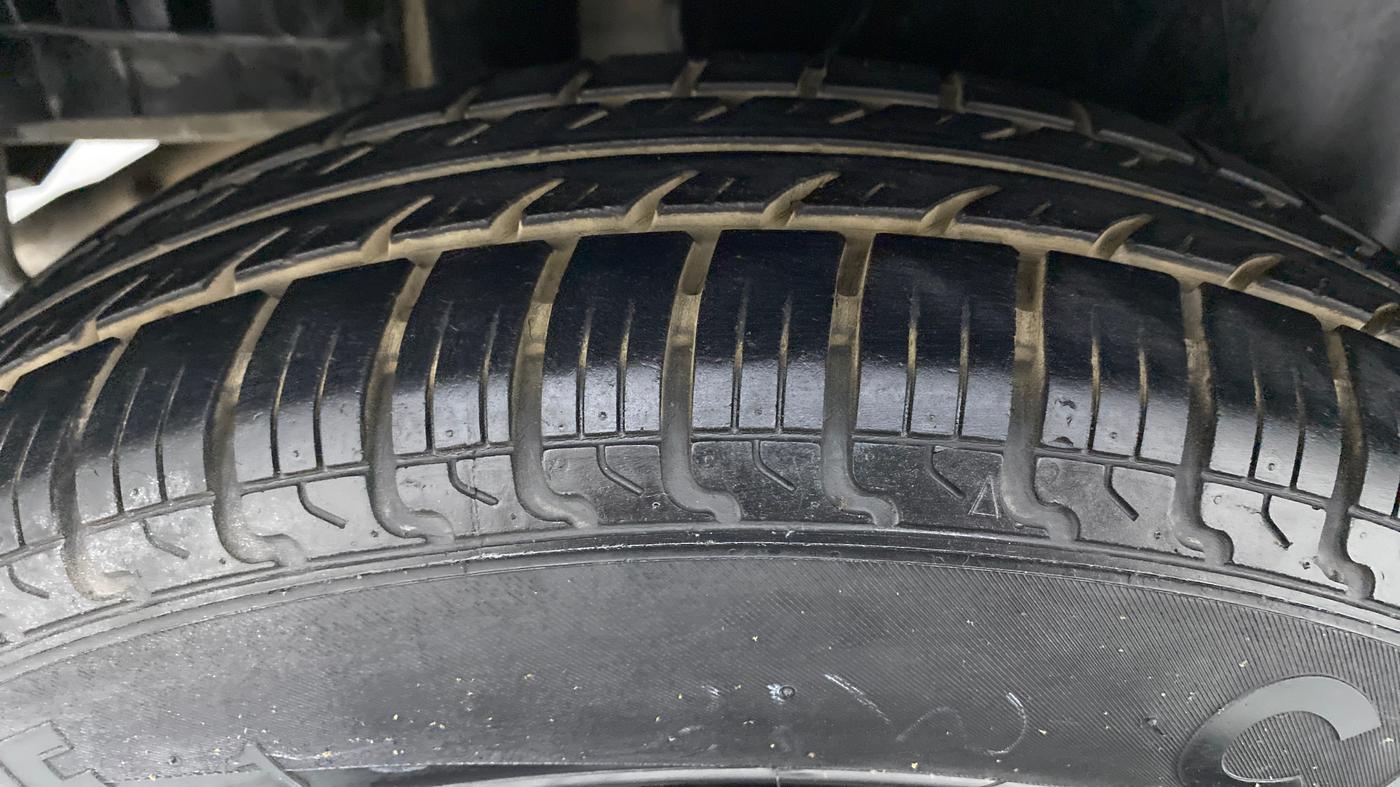 2017 Maruti Swift VXI D, Petrol, Manual, 50,767 km, Right Rear Tyre Tread