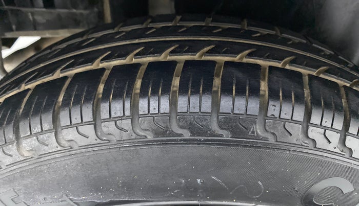 2017 Maruti Swift VXI D, Petrol, Manual, 50,767 km, Right Rear Tyre Tread