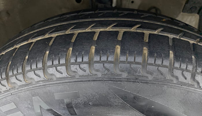 2017 Maruti Swift VXI D, Petrol, Manual, 50,767 km, Right Front Tyre Tread