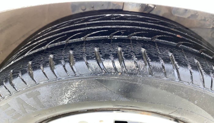 2014 Honda Brio S MT, Petrol, Manual, 1,00,976 km, Right Front Tyre Tread