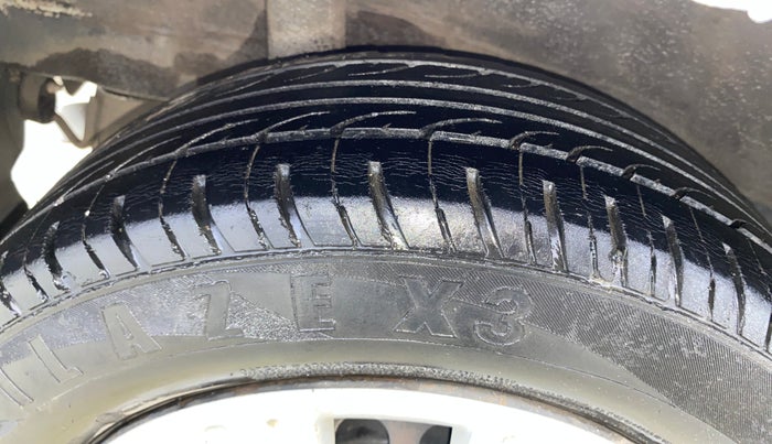 2014 Honda Brio S MT, Petrol, Manual, 1,00,976 km, Right Rear Tyre Tread