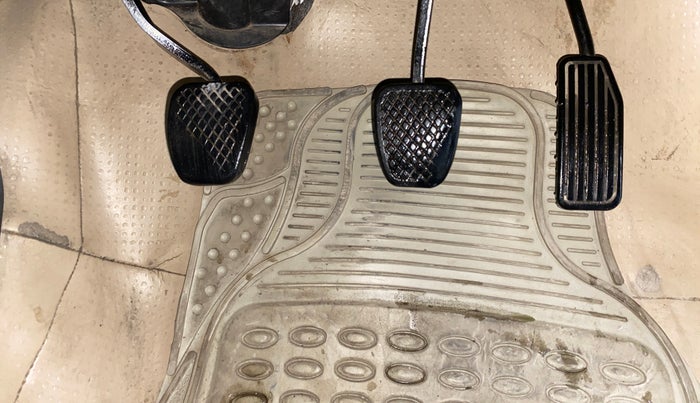 2014 Honda Brio S MT, Petrol, Manual, 1,00,976 km, Pedals