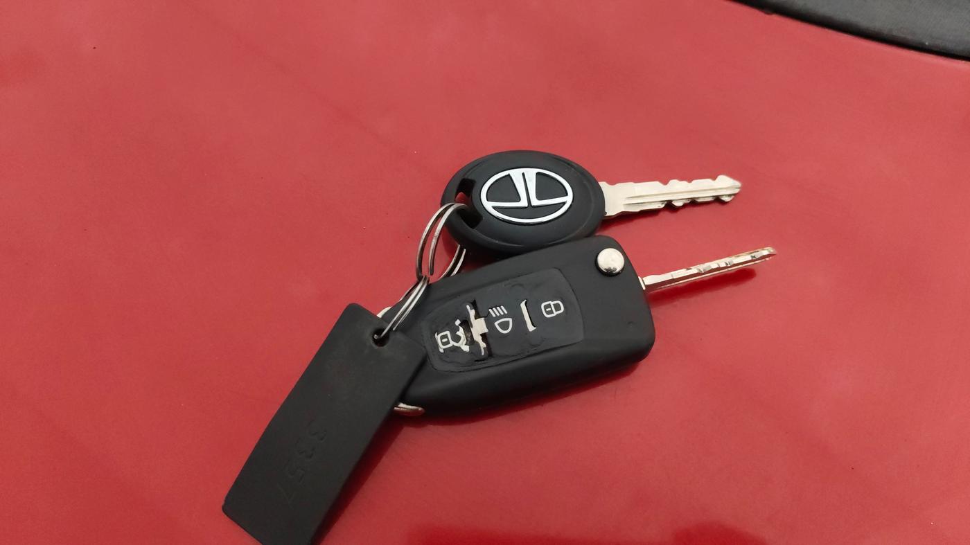 2017 Tata TIGOR XZ PETROL, Petrol, Manual, 47,979 km, Key Close Up