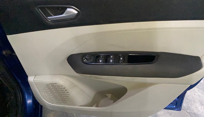 2019 Renault TRIBER RXZ, Petrol, Manual, 83,002 km, Driver Side Door Panels Control