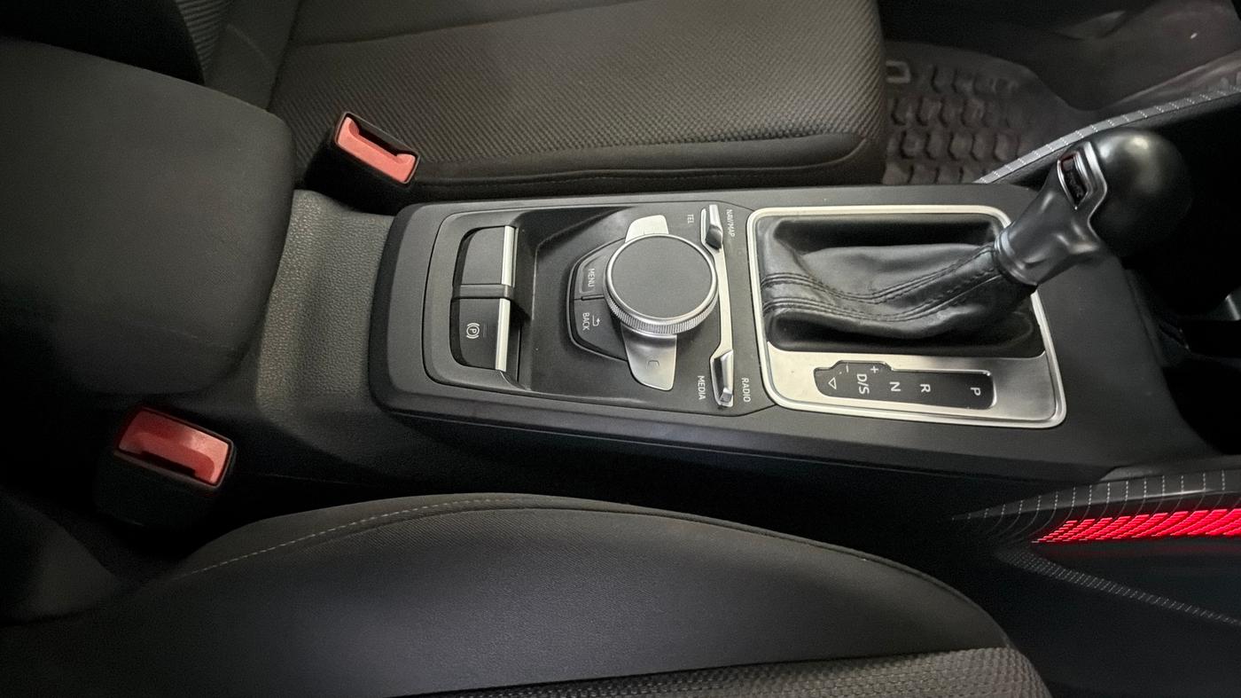 2020 Audi Q2 40 TFSI QUATRO PREMIUM, Petrol, Automatic, 43,460 km, Gear Lever