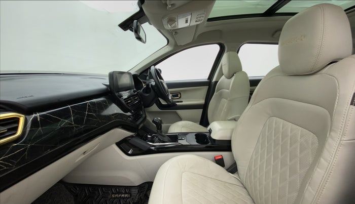2022 Tata Safari XZA PLUS GOLD, Diesel, Automatic, 20,424 km, Right Side Front Door Cabin