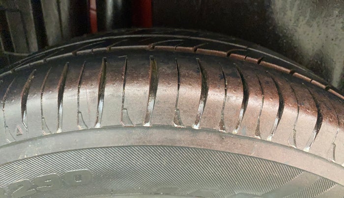 2014 Maruti Swift ZXI, Petrol, Manual, 59,074 km, Right Rear Tyre Tread