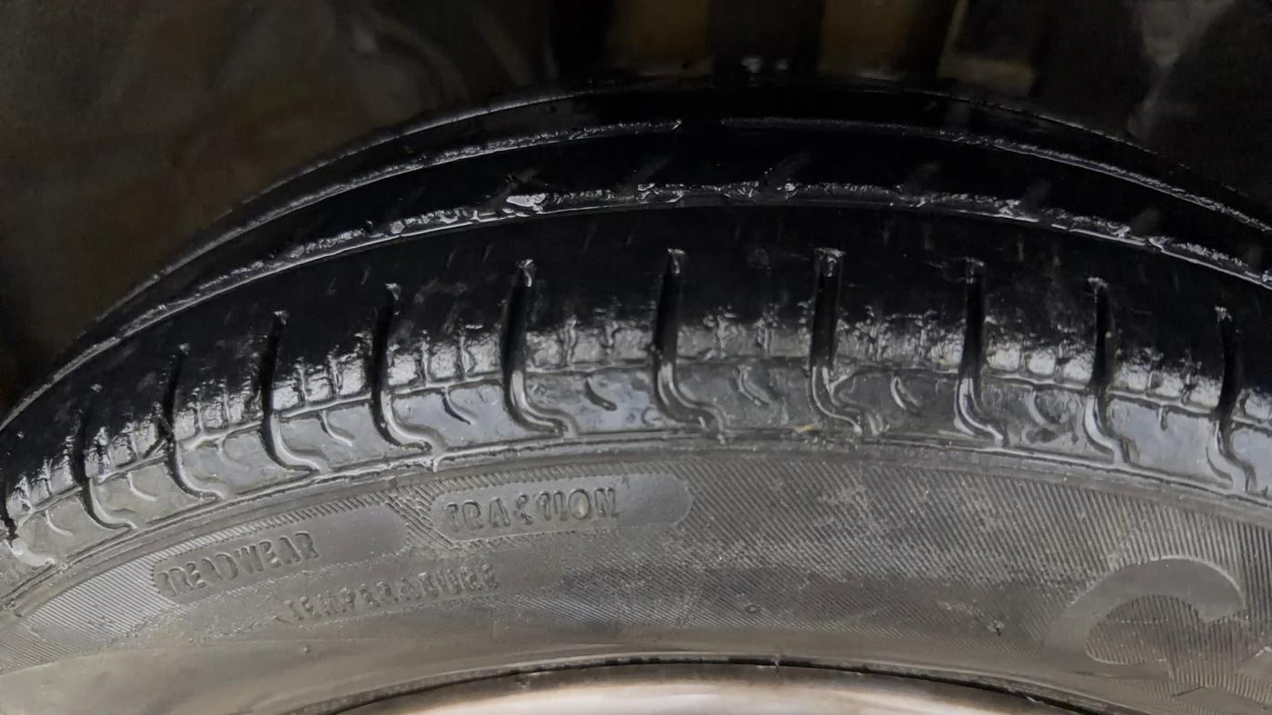 2017 Renault Kwid RXT 1.0 AMT, Petrol, Automatic, 94,303 km, Right Front Tyre Tread