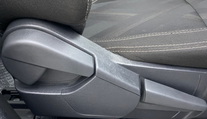 2021 Renault Kiger RXT 1.0 AMT DUAL TONE , Petrol, Automatic, 4,545 km, Driver Side Adjustment Panel