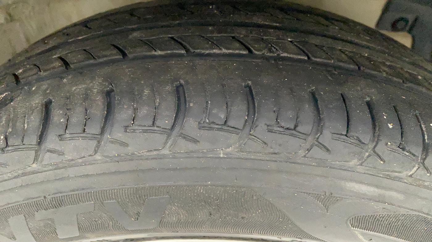 2013 Maruti Swift Dzire ZDI, Diesel, Manual, 1,03,647 km, Right Front Tyre Tread