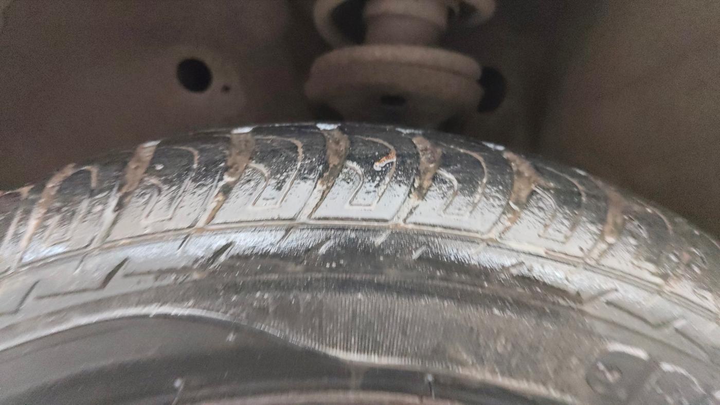 2015 Maruti Wagon R 1.0 VXI, Petrol, Manual, 15,274 km, Left Front Tyre Tread